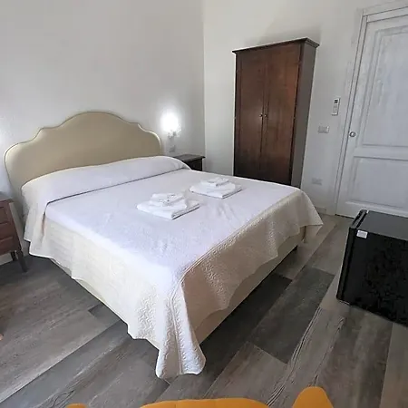 Sari Affitta Panzió La Caletta